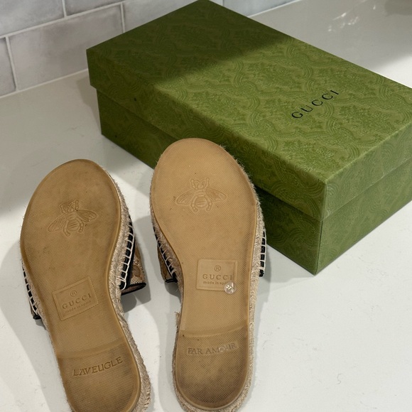 Gucci slides, worn 2 times only! Size 37 1/2. Fits like a woman’s 6 1/2 to 7. - Picture 7 of 12